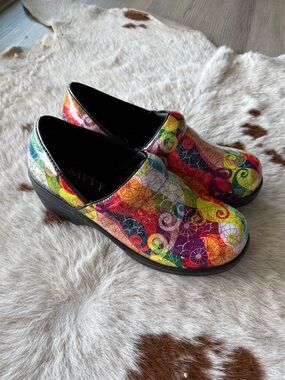 Nearly new! Savvy Medical Nurse Multicolor Swirl Comfort Clogs